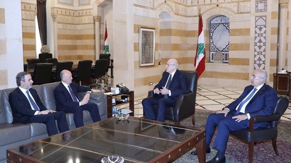 نواب لبنانيون يدعون ميقاتي لاسترداد قرار الحرب والسلم