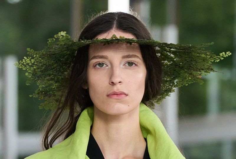 أكسسوارات شعر جريئة من أسبوع الموضة في باريس لربيع وصيف 2025