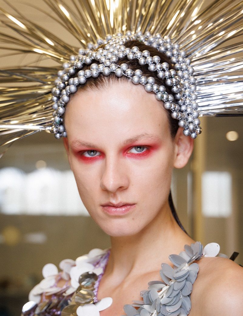 أكسسوارات شعر جريئة من أسبوع الموضة في باريس لربيع وصيف 2025