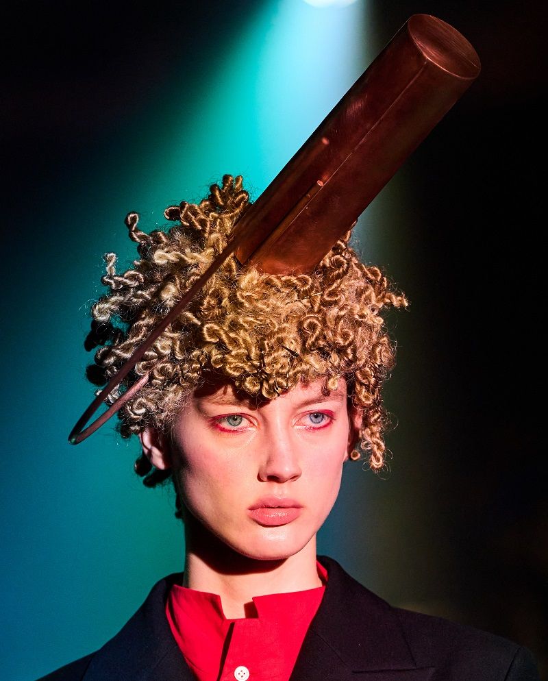 أكسسوارات شعر جريئة من أسبوع الموضة في باريس لربيع وصيف 2025