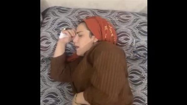 "المرأة التي عطست".. إيدن التركية تنهار بعد 12 يوما وتنقل للمستشفى "فيديو"