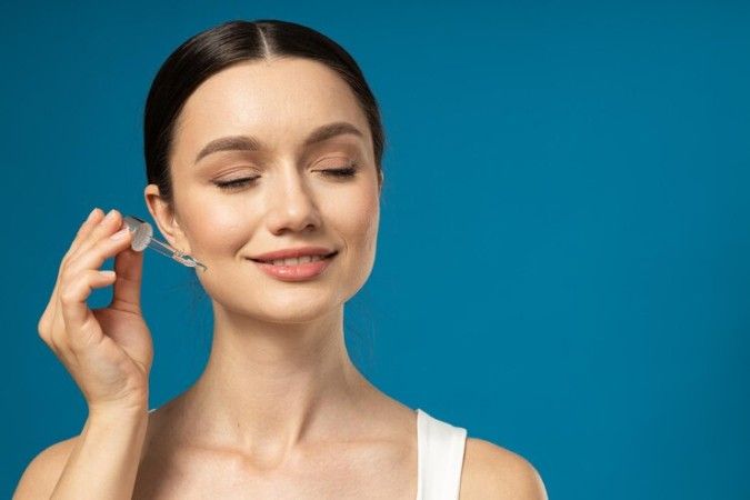 فوائد زيت خشب الصندل للبشرة كثيرة.. هدية الطبيعة لنضارة وجهك وتوهجه