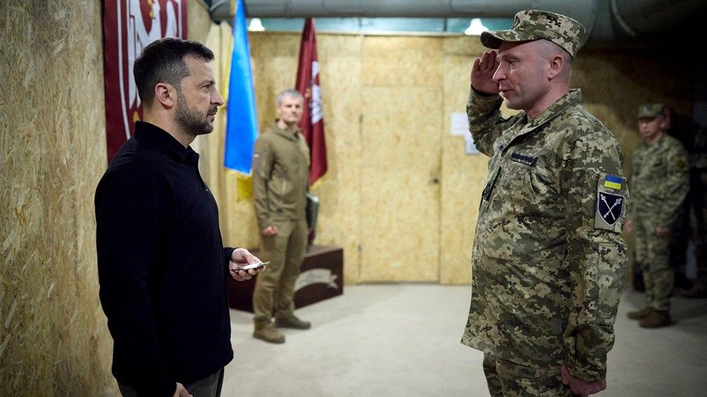 زيلينسكي يلتقي جنودا أوكرانيين يقاتلون داخل روسيا