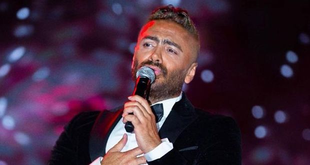 تامر حسني يفاجئ عروسين بحضور زفافهما وإحيائه مجاناً