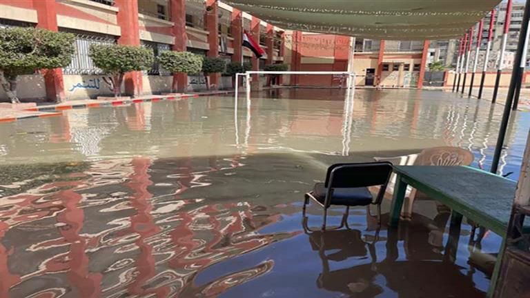 بالصور- غرق فناء مدرسة في مياه الصرف الصحي ببورسعيد