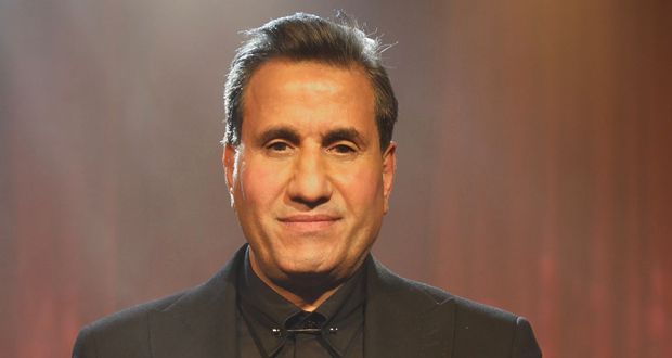 صوّره نائمًا على الطائرة.. ابن أحمد شيبة يكشف رفع والده دعوى قضائية ضد بلوجر شهير