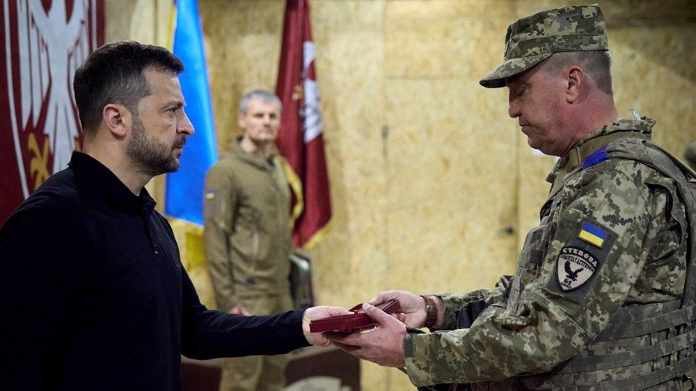 زيلينسكي يلتقي جنودا أوكرانيين يقاتلون داخل روسيا