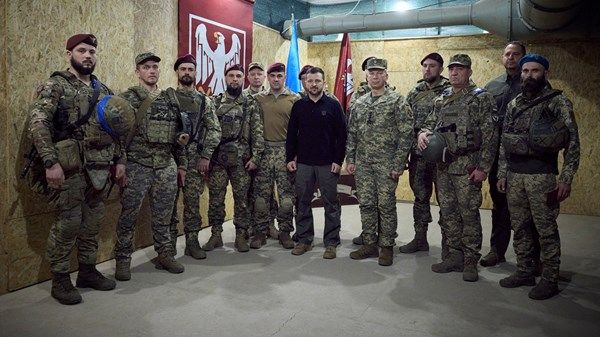 زيلينسكي يلتقي جنودا أوكرانيين يقاتلون داخل روسيا