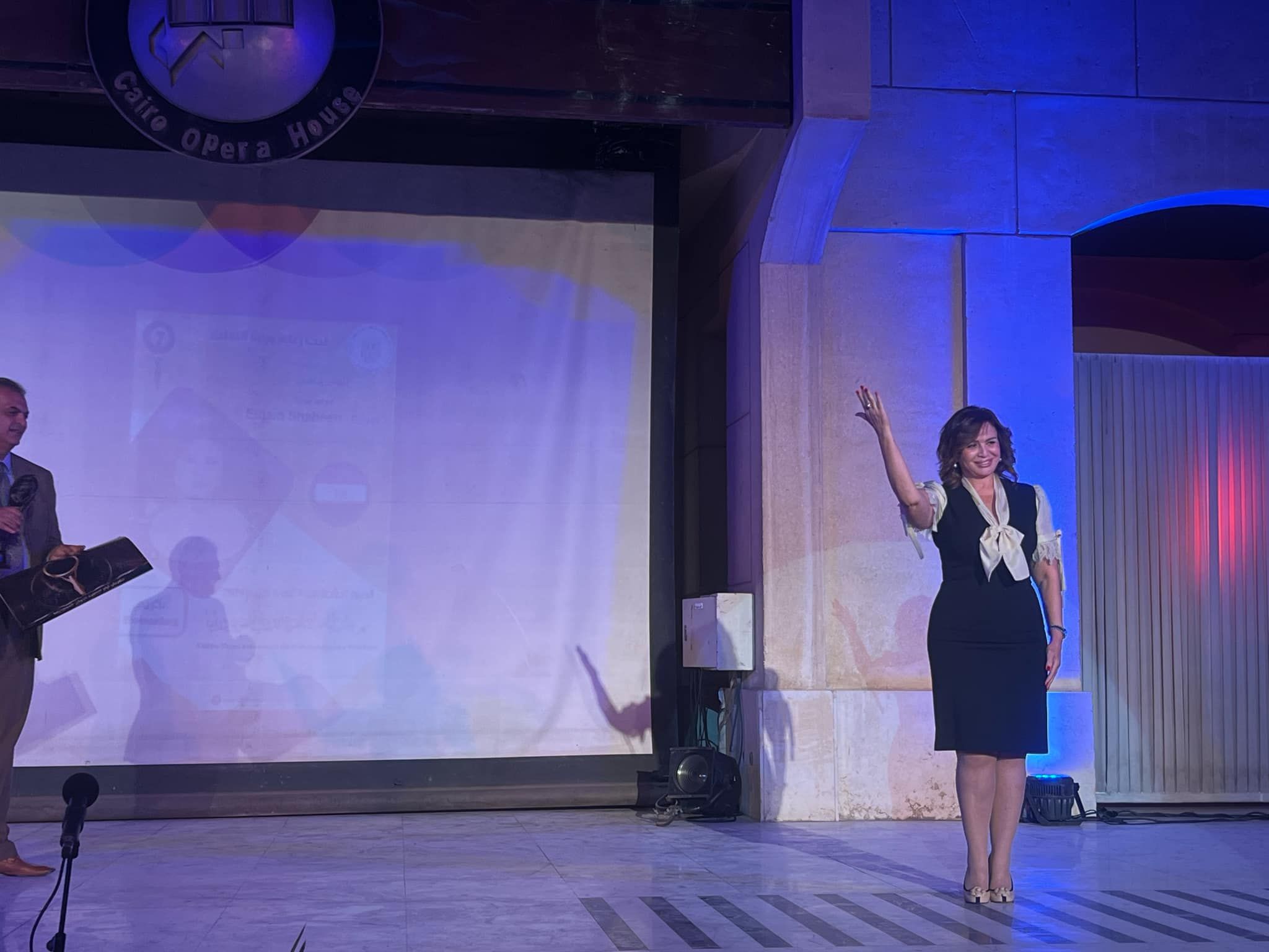 إلهام شاهين خلال تكريم مهرجان المونودراما: “مش عارفة أفرح بسبب الحروب”