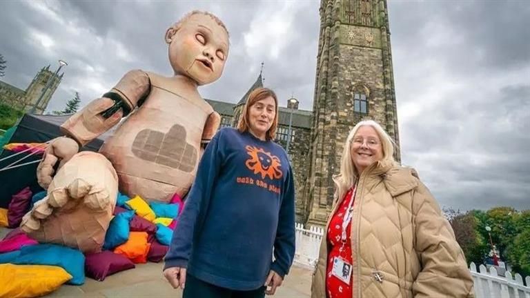 مخيفة للغاية.. صور لدمية عملاقة تثير الرعب في الشوارع