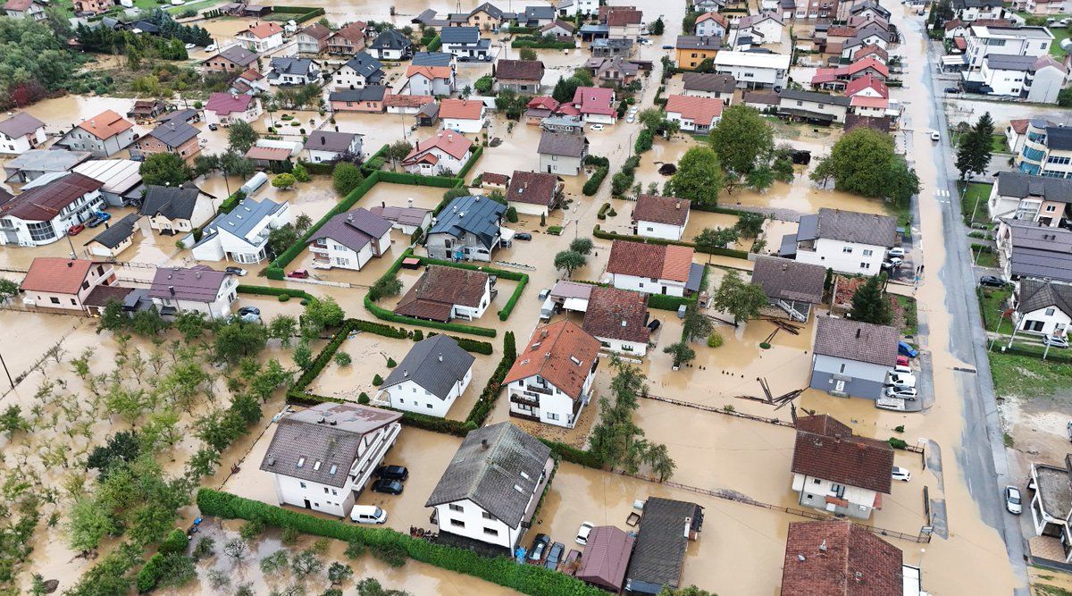 وفاة 18 شخصا في الفيضانات والانهيارات الأرضية بالبوسنة والهرسك