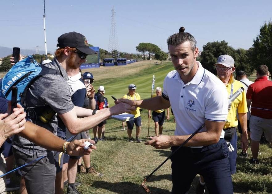 الامارات | كلب يثير سخرية وضحك جمهور الغولف على غاريث بيل (فيديو)