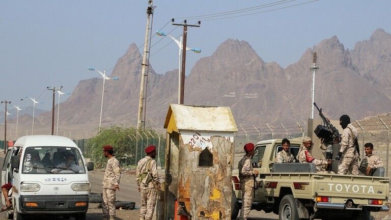 تعز.. تحركات رسمية لإنهاء التوتر بين مسلحين قبليين وقوات طارق صالح في "الوازعية"