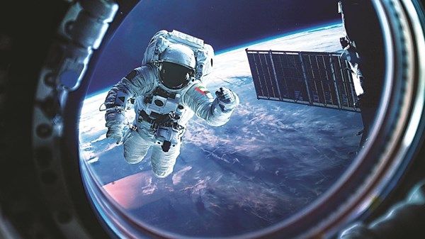 عقد على دخول الإمارات سباق استكشاف الفضاء