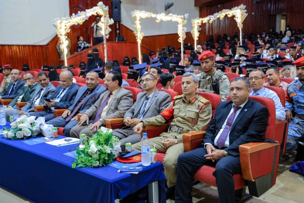 استمرار احتفالات تخرج الدفعة الثالثة بالجامعة وتكريم جرحى الدفعة بحضور قيادات عسكرية بمحافظة تعز