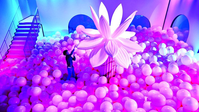 الامارات | «كوكب الفقاعات» يحط في منارة السعديات