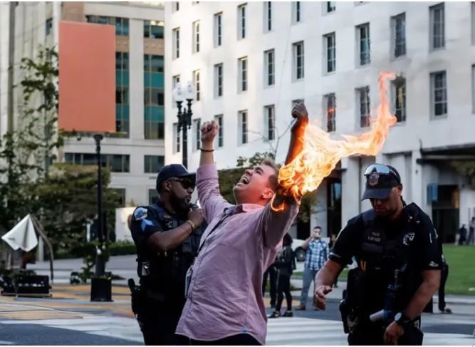 صحفى أمريكى يضرم النار فى نفسه خارج البيت الأبيض دعما لغزة.. صور