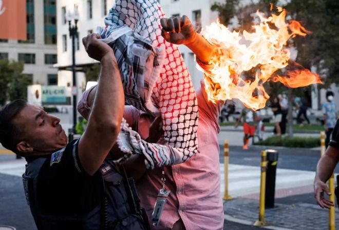 صحفى أمريكى يضرم النار فى نفسه خارج البيت الأبيض دعما لغزة.. صور