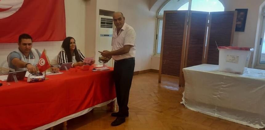 أبناء الجالية التونسية فى مصر يدلون بأصواتهم فى الانتخابات الرئاسية (صور)