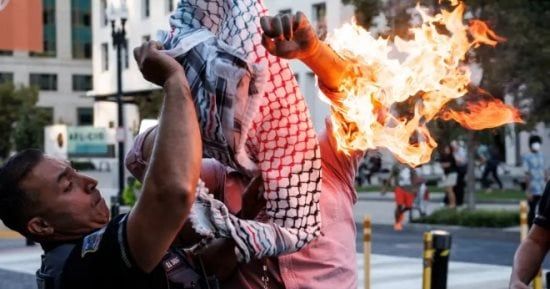 صحفى أمريكى يضرم النار فى نفسه خارج البيت الأبيض دعما لغزة.. صور