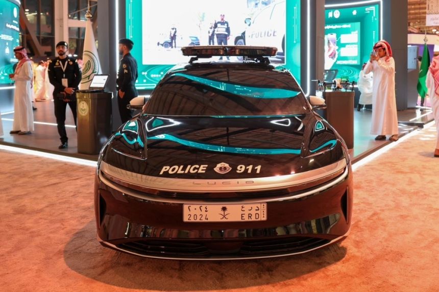 صور.. "د ر ع 2024" تجذب الزوّار بجناح الداخلية في معرض الصقور