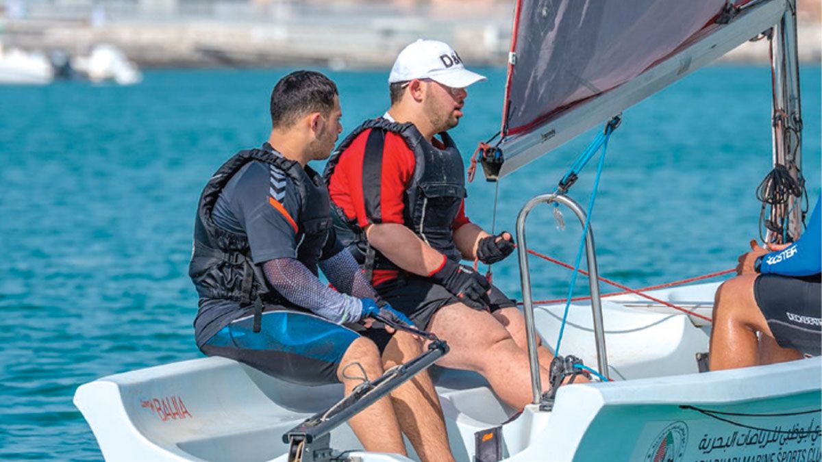 الامارات | عمر الحمادي.. «صاحب همة» يتحدى الأصحّاء بالشراع