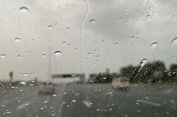 هطول أمطار الخير على مناطق متفرقة بالدولة