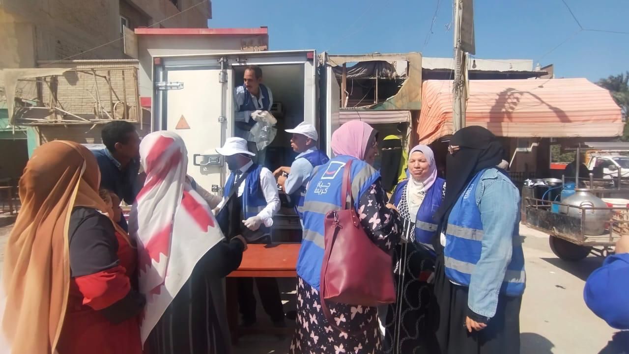 إقبال على منفذ لحوم حياة كريمة بمركز ومدينة الصف فى الجيزة.. صور