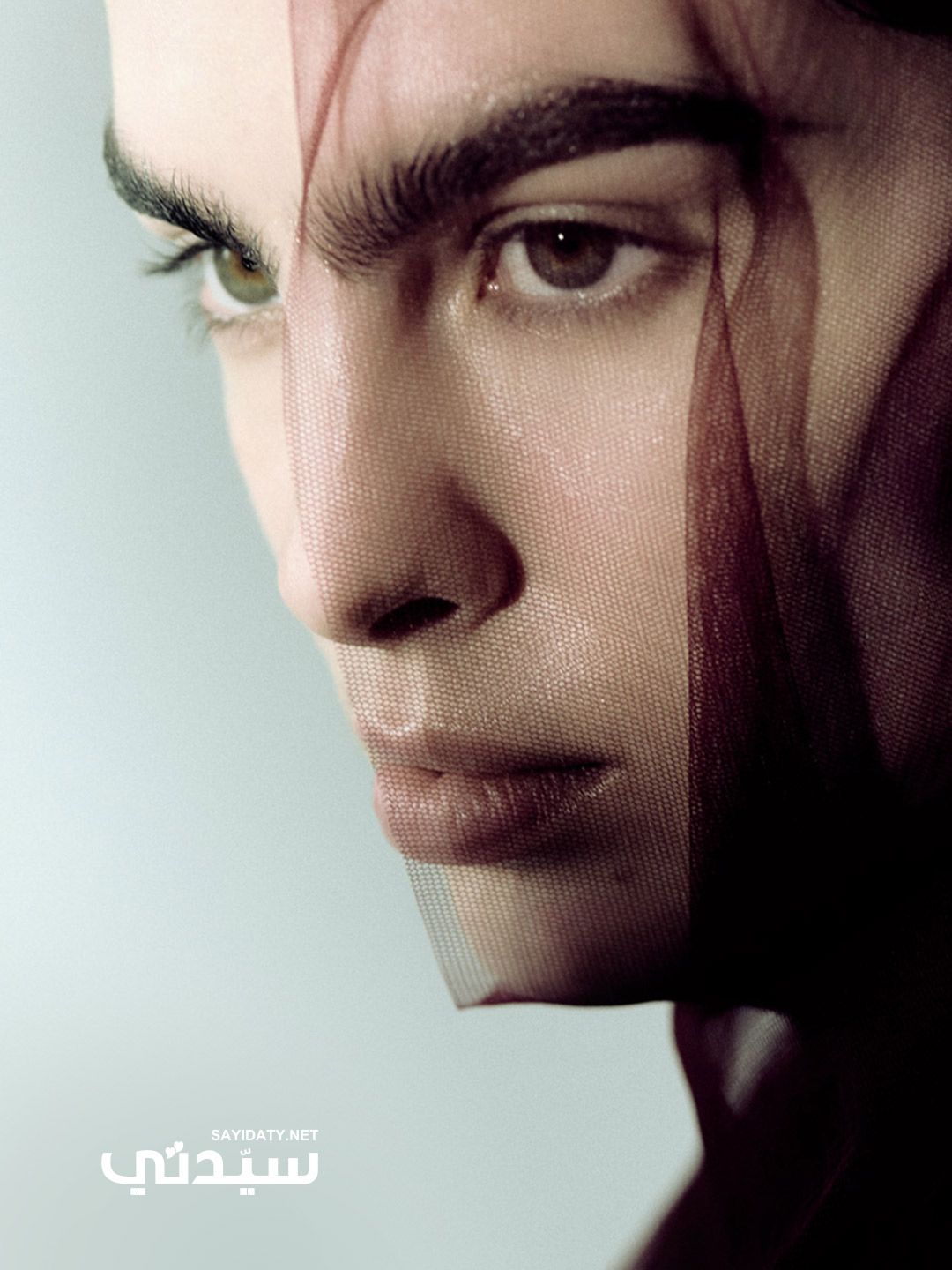 جلسة تصوير خاصة بـ الخليج 365..غموض آسر خلف العيون المكحَّلة