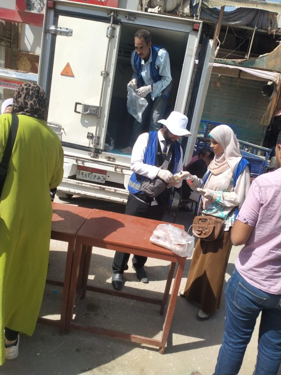 إقبال على منفذ لحوم حياة كريمة بمركز ومدينة الصف فى الجيزة.. صور