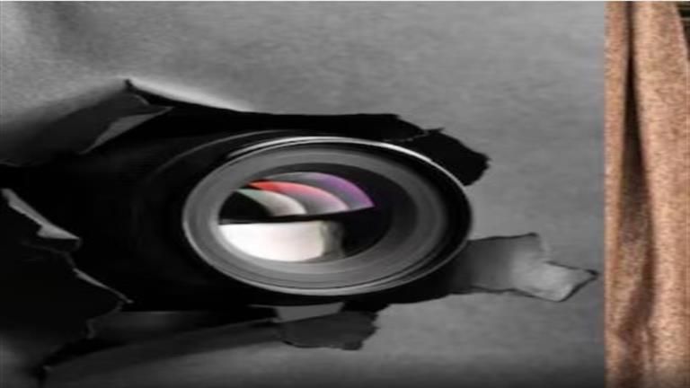 في مكان غير متوقع داخل مول.. سيدة تعثر على كاميرا مخفية بهذة الطريقة