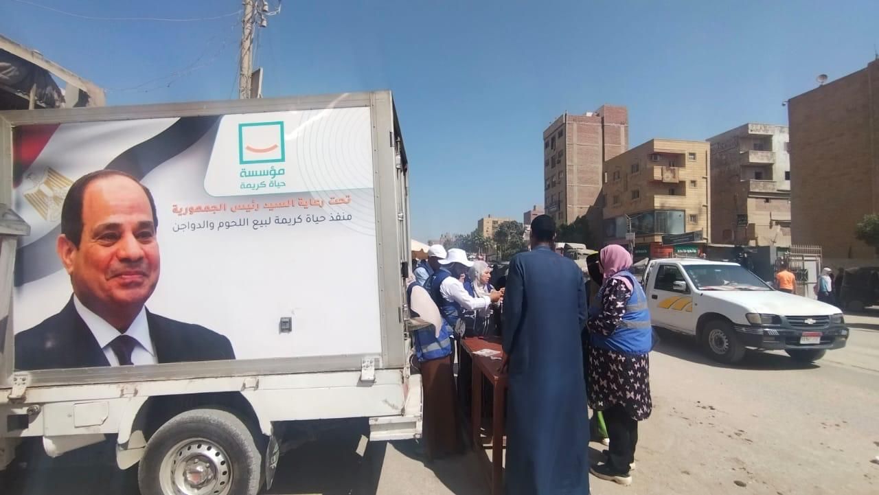 إقبال على منفذ لحوم حياة كريمة بمركز ومدينة الصف فى الجيزة.. صور