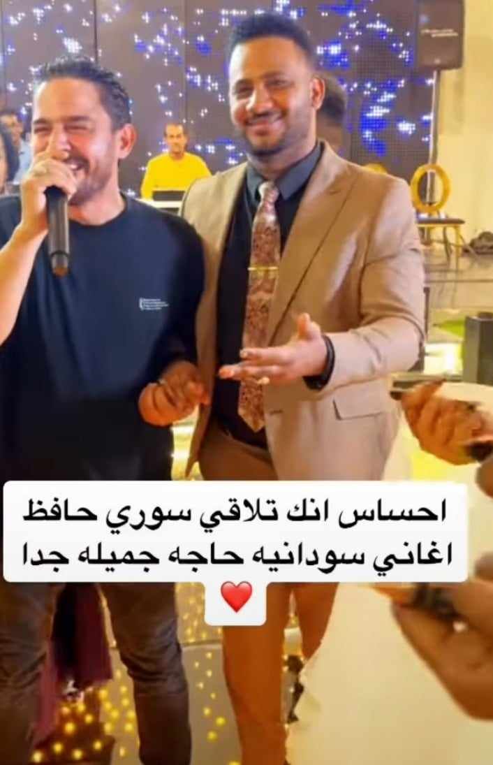 شاهد بالصورة والفيديو.. خلال حفل سوداني بالقاهرة.. مواطن سوري يخطف “المايك” من الفنان عثمان بشة ويفاجئ المعازيم بتقديمه أشهر الأغنيات السودانية وسط دهشة وانبهار الحاضرين