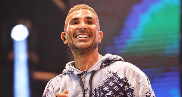فتاة تقتحم مسرح أحمد سعد في المغرب.. وتطلب طلباً غير متوقع!