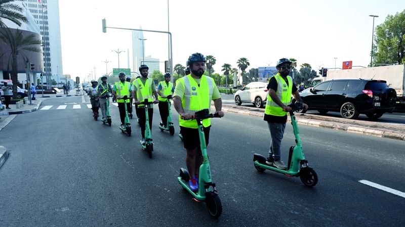 الامارات | شرطة دبي تنظم مسيرة توعية لمستخدمي «السكوتر الكهربائي»