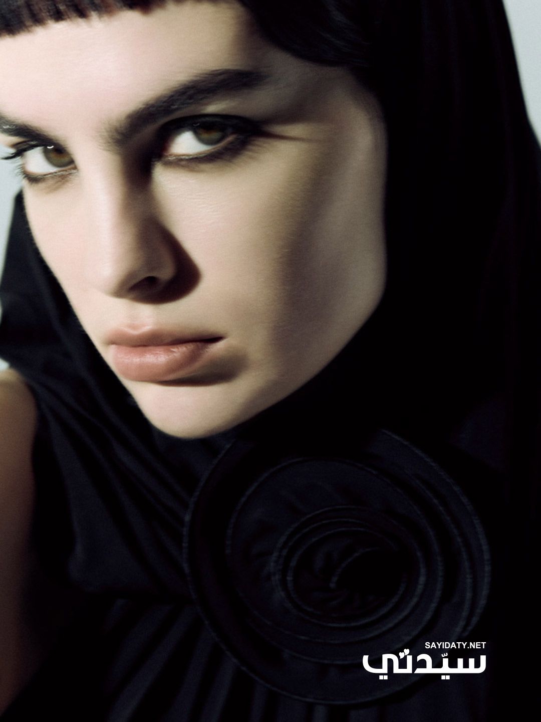 جلسة تصوير خاصة بـ الخليج 365..غموض آسر خلف العيون المكحَّلة