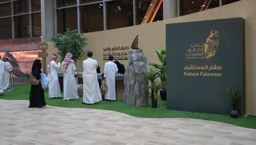 صور.. فعاليات معرض الصقور تحظى بإقبال كبير