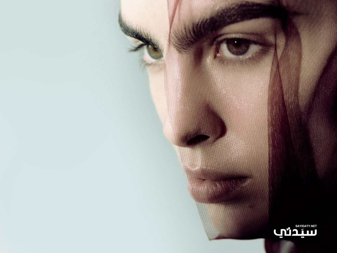 جلسة تصوير خاصة بـ الخليج 365..غموض آسر خلف العيون المكحَّلة