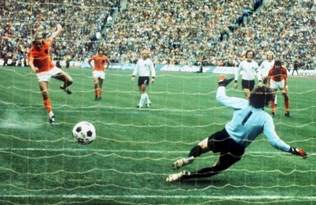 نيسكنس لاعب وسط صلب وموهوب برع في تشكيلتي أياكس وهولندا الذهبيتين