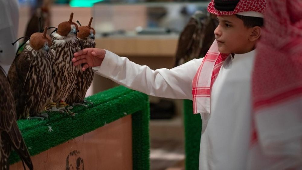 صور.. فعاليات معرض الصقور تحظى بإقبال كبير