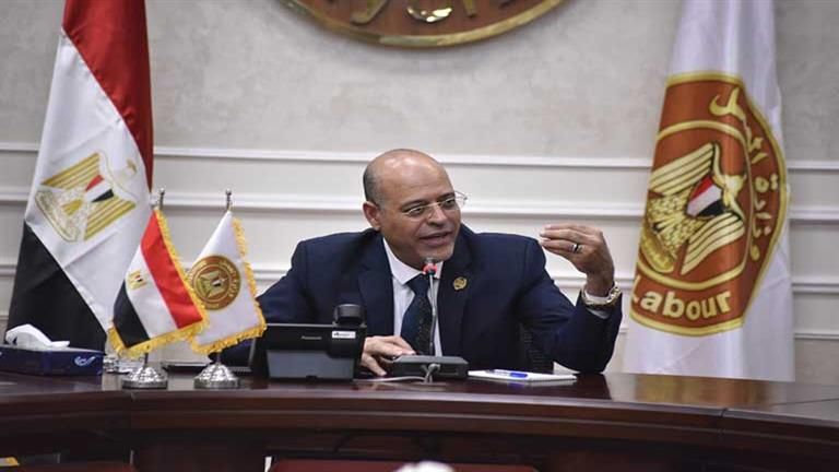 لأول مرة.. وزير العمل يكشف لـ"الخليج 365" عن بدء صرف أول دفعة من المنح لعمال التراحيل