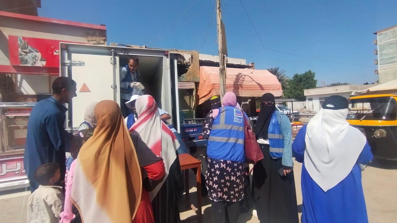 إقبال على منفذ لحوم حياة كريمة بمركز ومدينة الصف فى الجيزة.. صور