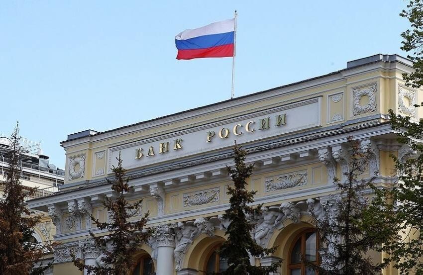 “المركزي الروسي” يواصل خفض الروبل مقابل العملات الرئيسة