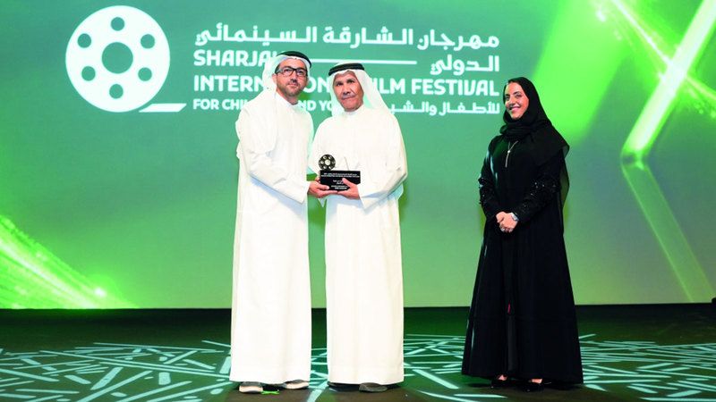 الامارات | جابر نغموش ويسرا على منصة التكريم في «الشارقة السينمائي»