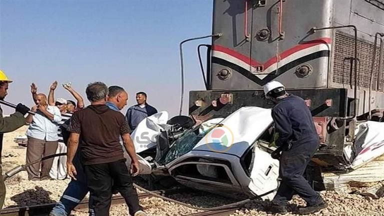 قطار "سيدي حنيش" يدهس "تويوتا" على السكة بمطروح| صور