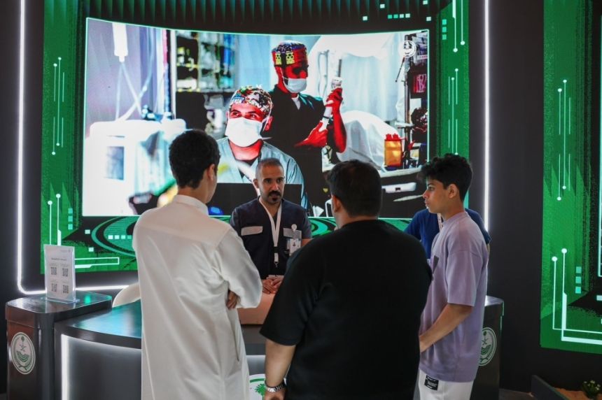 "الداخلية" تستعرض المركبة الأمنية الكهربائية "لوسيد" في معرض الصقور