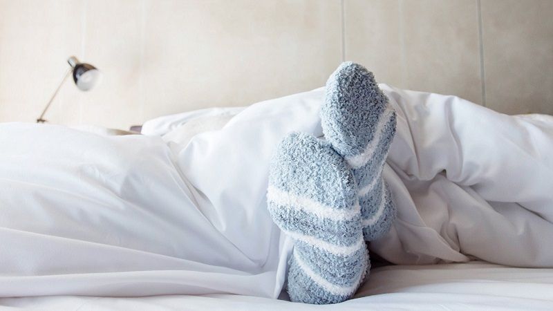 الامارات | لماذا ينبغي خلع الجوارب قبل النوم؟