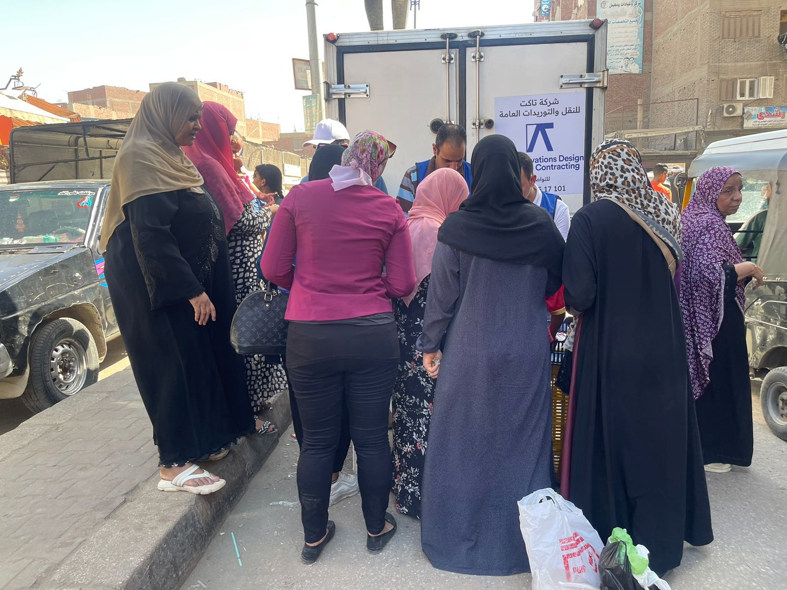 إقبال على منفذ لحوم حياة كريمة فى الطالبية بالجيزة.. صور