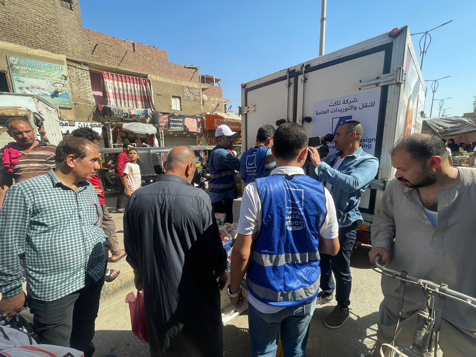 إقبال على منفذ لحوم حياة كريمة فى الطالبية بالجيزة.. صور