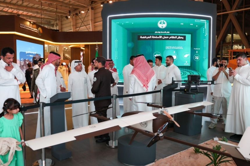 "الداخلية" تستعرض المركبة الأمنية الكهربائية "لوسيد" في معرض الصقور